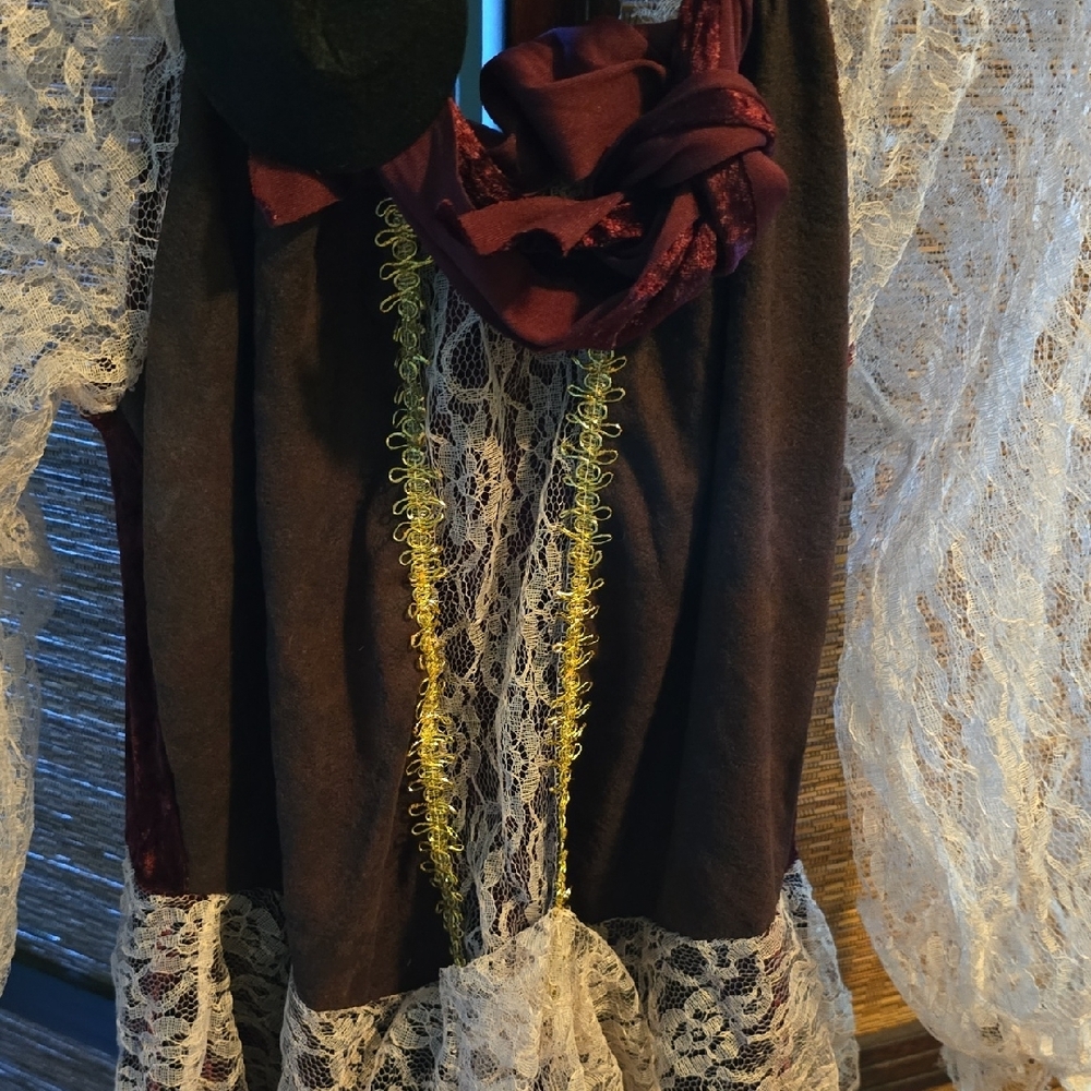 Elegant Lace and Velvet Like Costume. Includes pirate eye patch&headband tie. - Picture 2 of 9